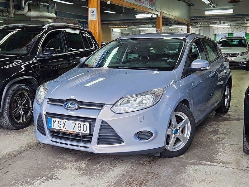 Grå Begagnad 2012 Ford Focus Halvkombi | 59 999 kr (Dyr) - Bild 1/4