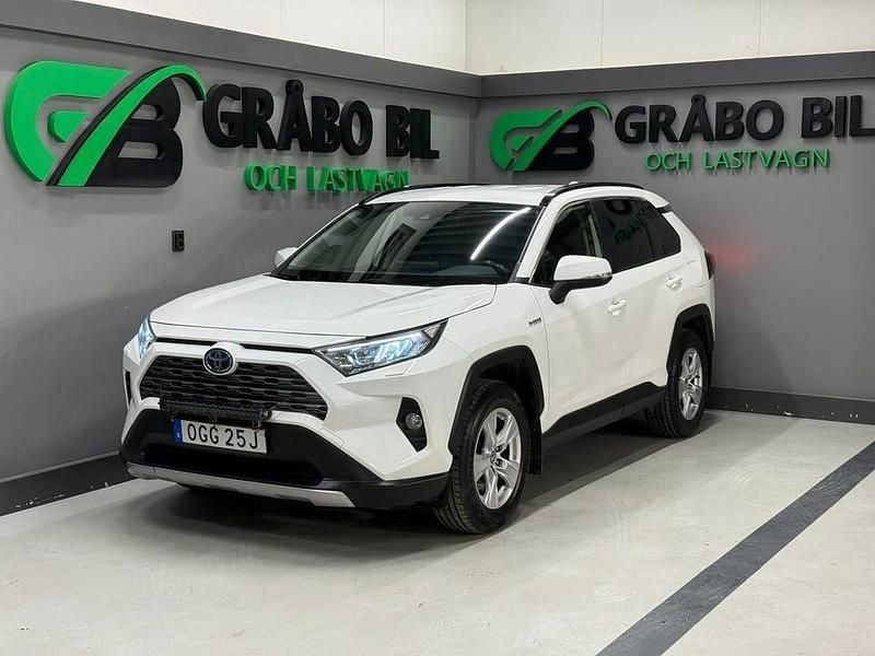Vit Begagnad 2021 Toyota RAV4 Hybrid Active SUV | 279 900 kr (Lite dyr) - Bild 1/4