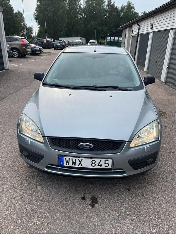 Silver Begagnad 2005 Ford Focus Kombi | 22 000 kr (Marknadspris) - Bild 1/4
