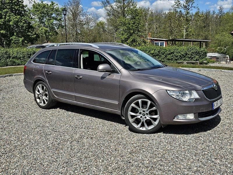 Brun Begagnad 2011 Skoda Superb Kombi | 79 500 kr (Marknadspris) - Bild 1/4