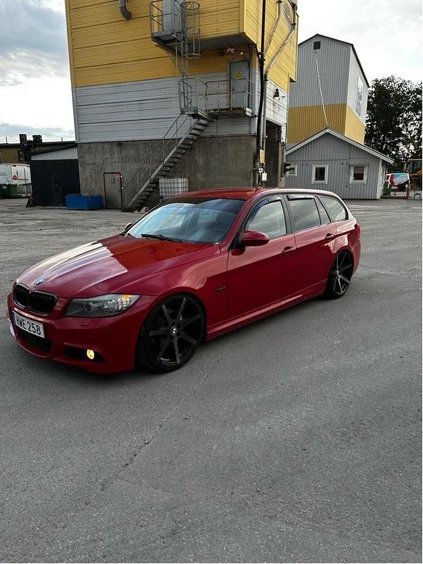 Röd Begagnad 2009 BMW 320 M Sport Kombi | 80 000 kr (Lite dyr) - Bild 1/4