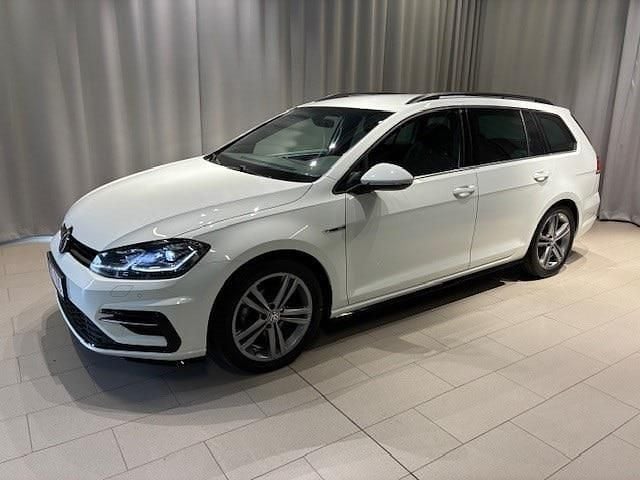Vit Begagnad 2020 VW Golf VII R-line Sedan | 229 900 kr (Marknadspris) - Bild 1/4