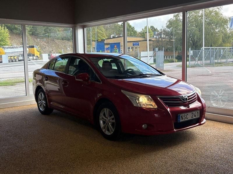 Mörkröd Begagnad 2009 Toyota Avensis Business Edition Sedan | 59 900 kr (Marknadspris) - Bild 1/4
