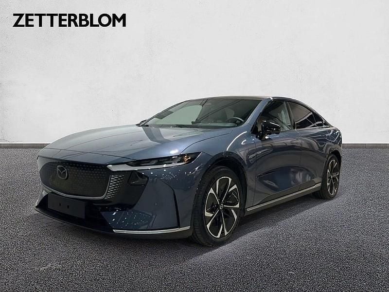 Grå Ny 2025 Mazda 6e Takumi-Line Halvkombi | 458 400 kr (Marknadspris) - Bild 1/4