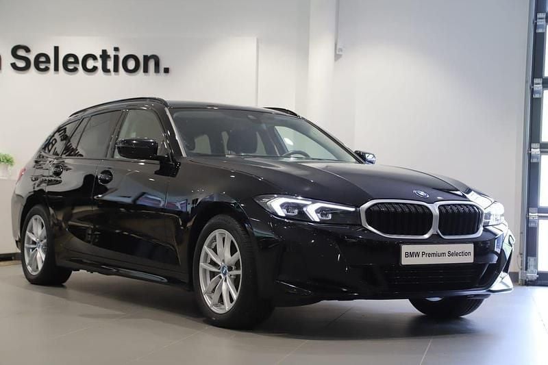 Svart Begagnad 2023 BMW 330e Shadowline Kombi | 399 000 kr - Bild 1/3