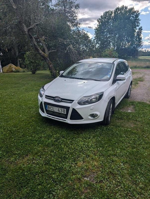 Vit Begagnad 2013 Ford Focus Titanium Kombi | 54 500 kr (Marknadspris) - Bild 1/4