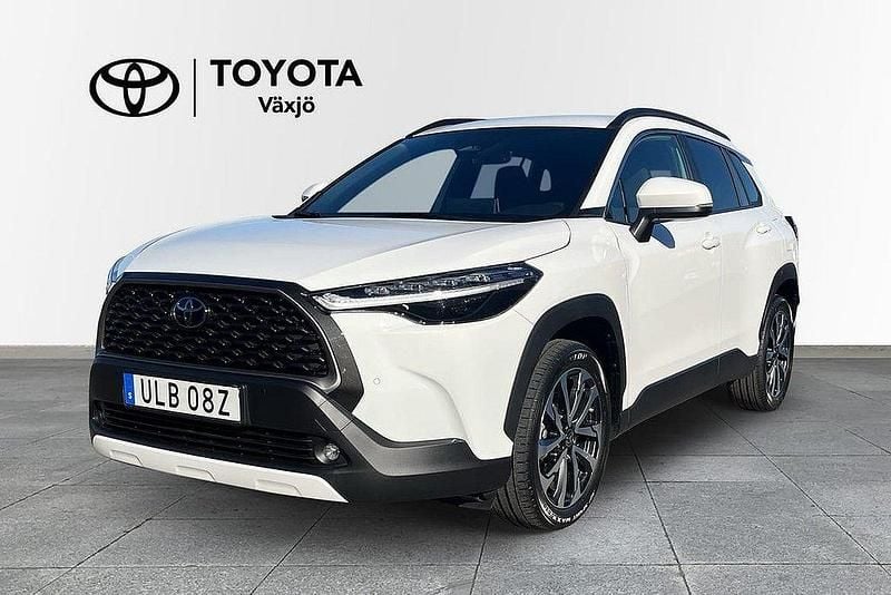 Vit Begagnad 2024 Toyota Corolla Cross Style SUV | 339 000 kr (Marknadspris) - Bild 1/3