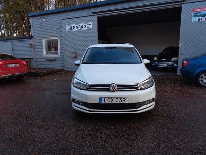 Vit Begagnad 2015 VW Touran Minibuss | 84 900 kr - Bild 1/4