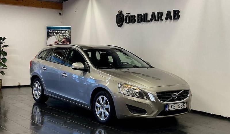 Brun Begagnad 2012 Volvo V60 Kinetic Kombi | 64 900 kr (Bra pris) - Bild 1/4