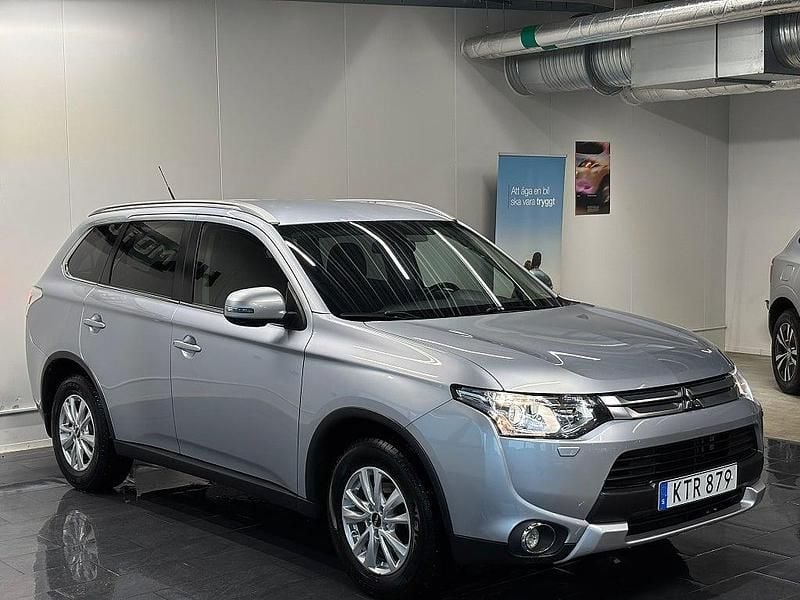 Begagnad Mitsubishi Outlander 150 HK (110 kW) 2015 Silver SUV