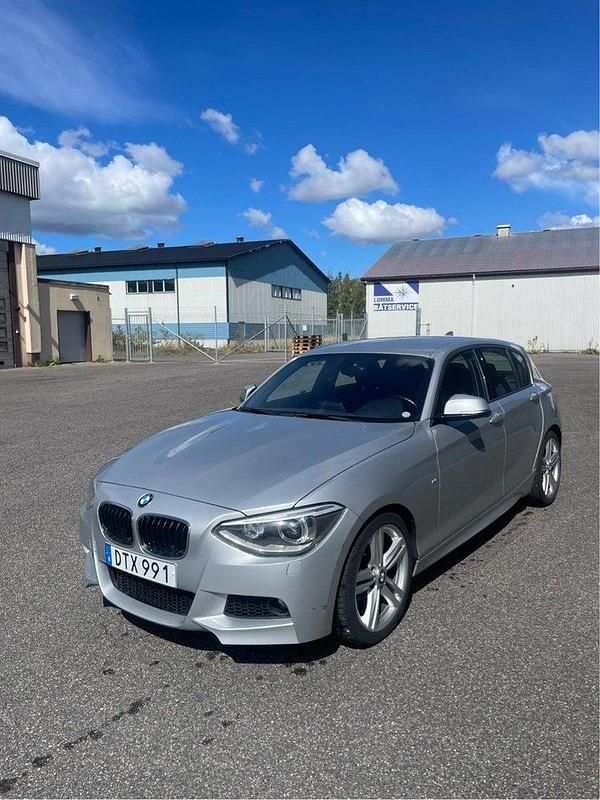 Silver Begagnad 2015 BMW 116 M Sport Halvkombi | 137 000 kr (Lite dyr) - Bild 1/4
