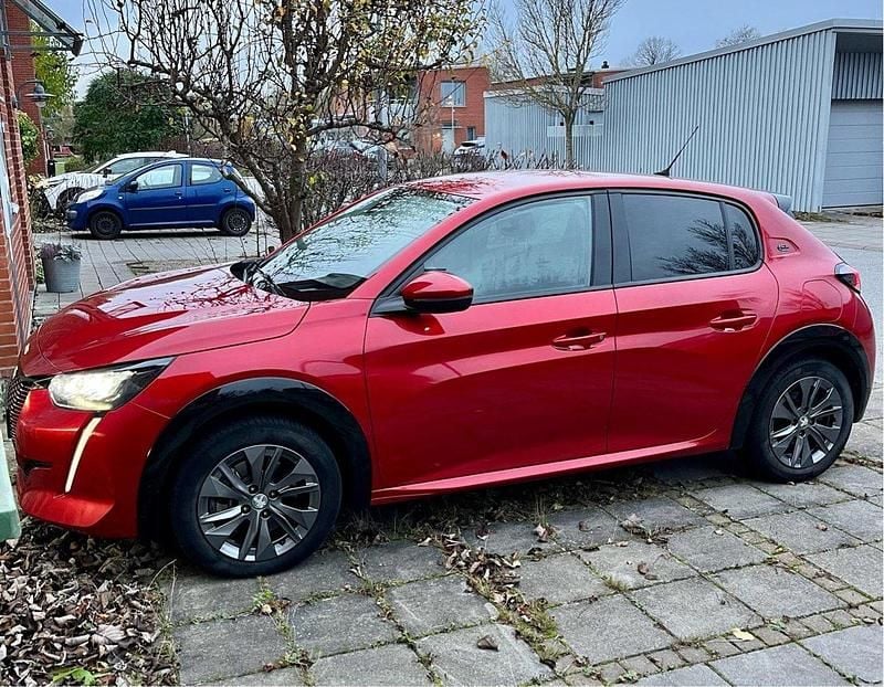 Röd Begagnad 2021 Peugeot e-208 Allure Halvkombi | 155 000 kr (Superpris) - Bild 1/4