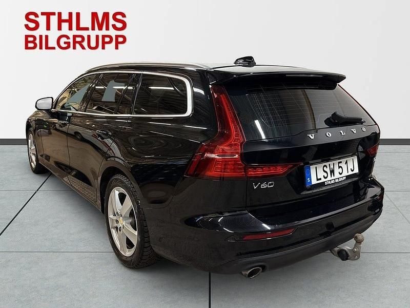 Begagnad Volvo V60 Momentum 190 HK (139 kW) 2021 Svart Kombi