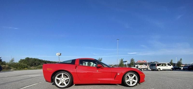 Röd Begagnad 2005 Chevrolet Corvette C6 Sportkupé | 299 000 kr (Dyr) - Bild 1/4