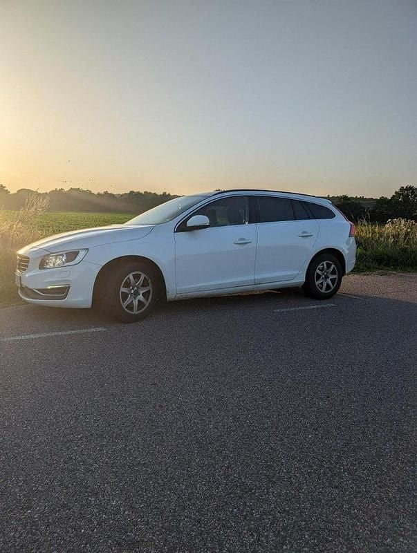 Vit Begagnad 2015 Volvo V60 Momentum Kombi | 89 500 kr (Bra pris) - Bild 1/4