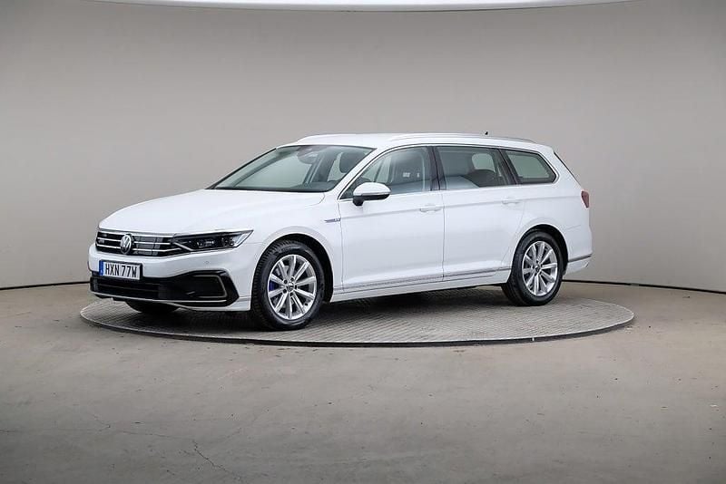 Vit Begagnad 2020 VW Passat Executive Kombi | 229 000 kr (Marknadspris) - Bild 1/4