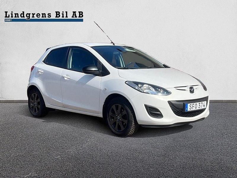 Vit Begagnad 2014 Mazda 2 Halvkombi | 62 900 kr (Marknadspris) - Bild 1/4