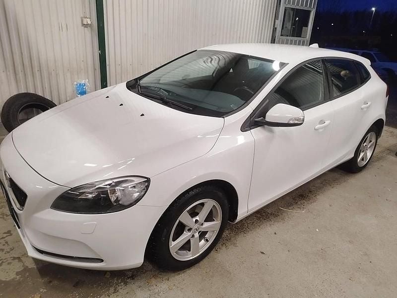Vit Begagnad 2017 Volvo V40 Kinetic Halvkombi | 134 900 kr (Marknadspris) - Bild 1/3
