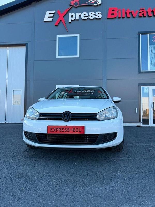 Vit Begagnad 2012 VW Golf VII Halvkombi | 69 900 kr (Superpris) - Bild 1/4