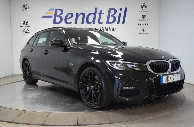 Svart Begagnad 2022 BMW 330e M Sport Kombi | 379 500 kr (Marknadspris) - Bild 1/3