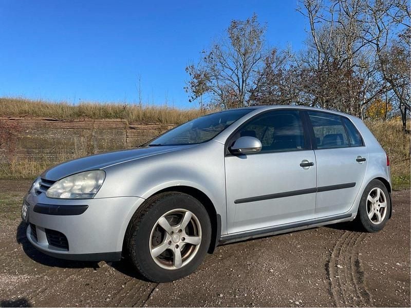 Silver Begagnad 2004 VW Golf IV Trendline Halvkombi | 20 000 kr (Bra pris) - Bild 1/4