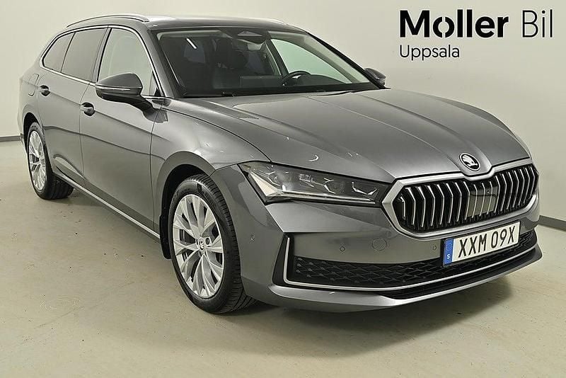 Graphite grey metallic Begagnad 2025 Skoda Superb Selection Kombi | 419 900 kr (Bra pris) - Bild 1/4