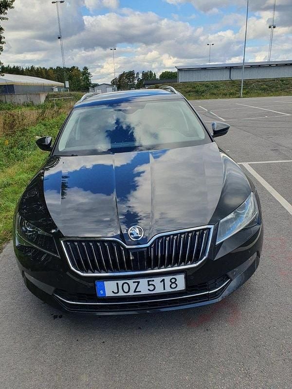 Svart Begagnad 2018 Skoda Superb Business Line Kombi | 235 000 kr (Marknadspris) - Bild 1/4