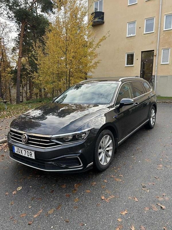 Grå Begagnad 2020 VW Passat GTE Kombi | 259 000 kr (Marknadspris) - Bild 1/4