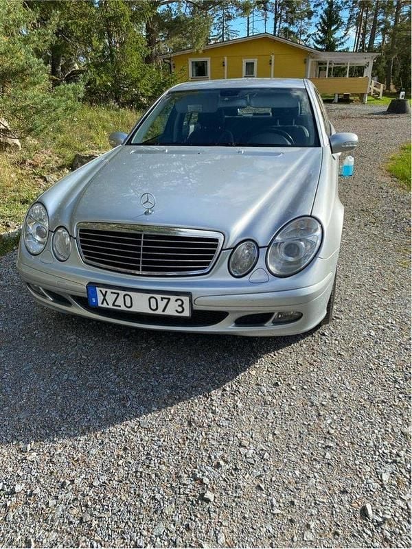 Silver Begagnad 2006 Mercedes E200 Classic Sedan | 45 000 kr (Superpris) - Bild 1/4
