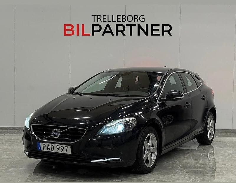Svart Begagnad 2016 Volvo V40 Momentum Halvkombi | 104 900 kr (Bra pris) - Bild 1/4