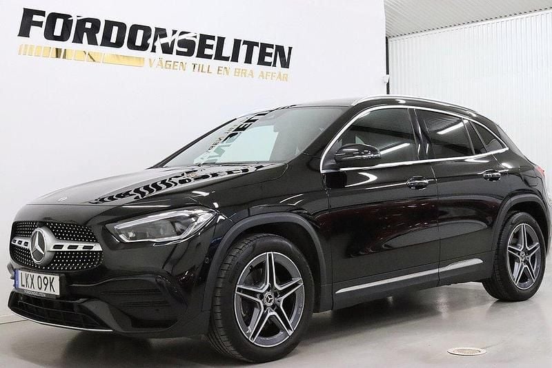 Svart Begagnad 2022 Mercedes GLA200 AMG SUV | 389 900 kr (Marknadspris) - Bild 1/4