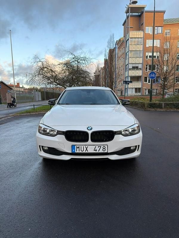 Begagnad 2012 BMW 318 Sport Line Sedan | 118 900 kr (Marknadspris) - Bild 1/4