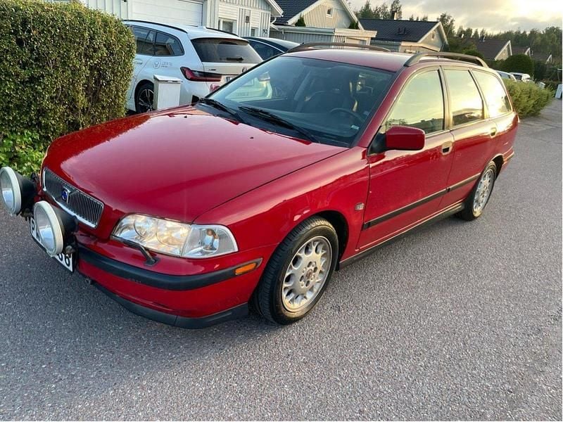Röd Begagnad 2000 Volvo V40 Kombi | 29 900 kr - Bild 1/4