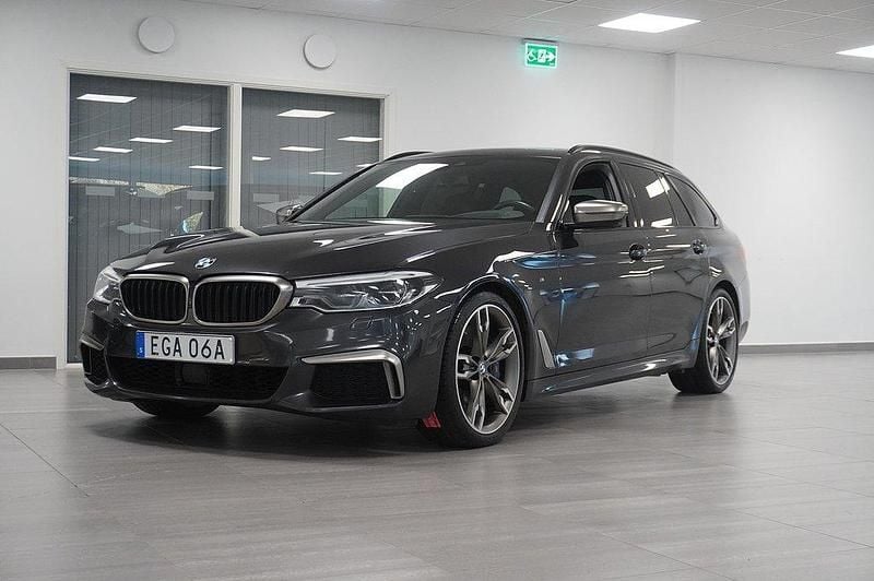 Grå (sophistogrå metallic) Begagnad 2019 BMW M550 Comfort Edition Sedan | 499 800 kr (Dyr) - Bild 1/4