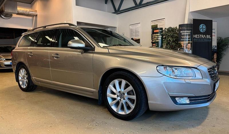 Ljusbrun Begagnad 2015 Volvo V70 Momentum Kombi | 134 900 kr (Marknadspris) - Bild 1/4