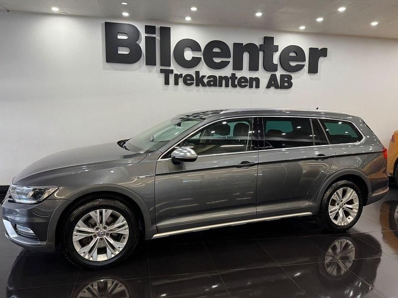 Mörkgrå Begagnad 2016 VW Passat Alltrack Kombi | 159 900 kr (Marknadspris) - Bild 1/4