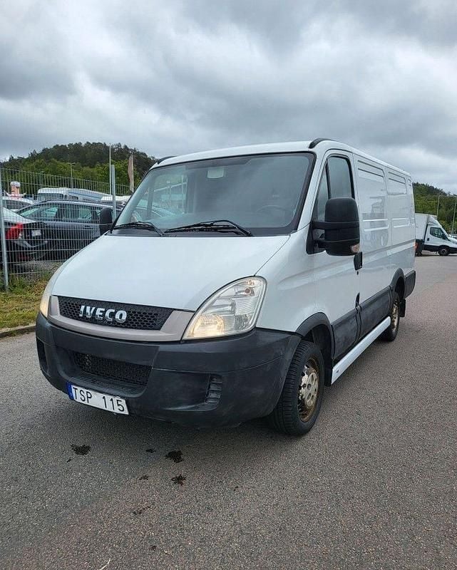 Svart Begagnad 2011 Iveco Daily Van | 74 900 kr (Marknadspris) - Bild 1/4