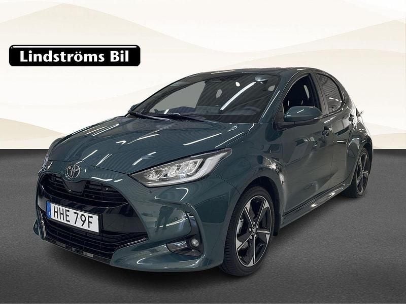 Grön Ny 2025 Toyota Yaris Hybrid Style Halvkombi | 309 900 kr (Lite dyr) - Bild 1/3