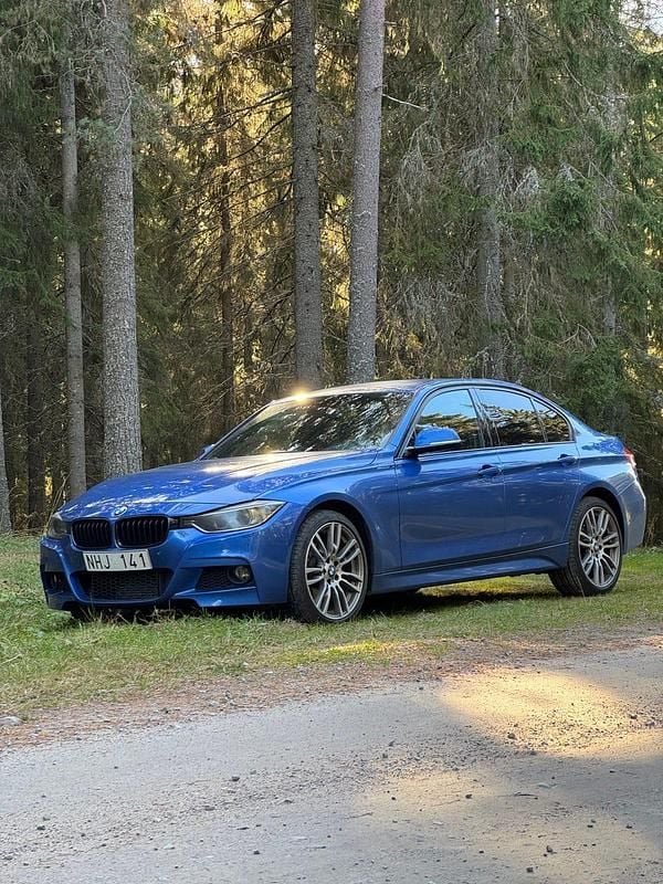 Estoril blue Begagnad 2013 BMW 320 Advantage Sedan | 178 000 kr (Dyr) - Bild 1/4