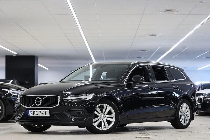 Begagnad Volvo V60 Momentum 197 HK (144 kW) 2021 Svart Kombi
