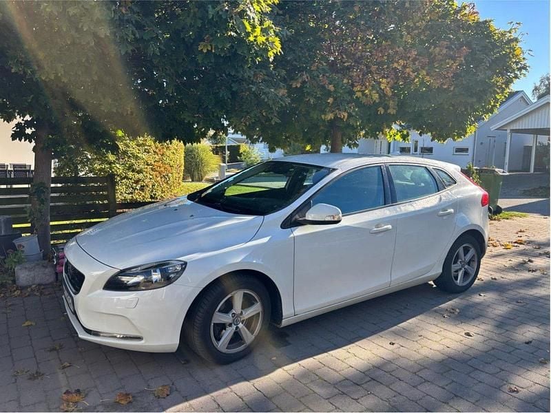 Vit Begagnad 2014 Volvo V40 Kinetic Kombi | 119 900 kr (Marknadspris) - Bild 1/4