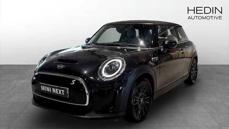 Svart (black) Begagnad 2022 Mini Cooper SE Halvkombi | 218 700 kr (Marknadspris) - Bild 1/4