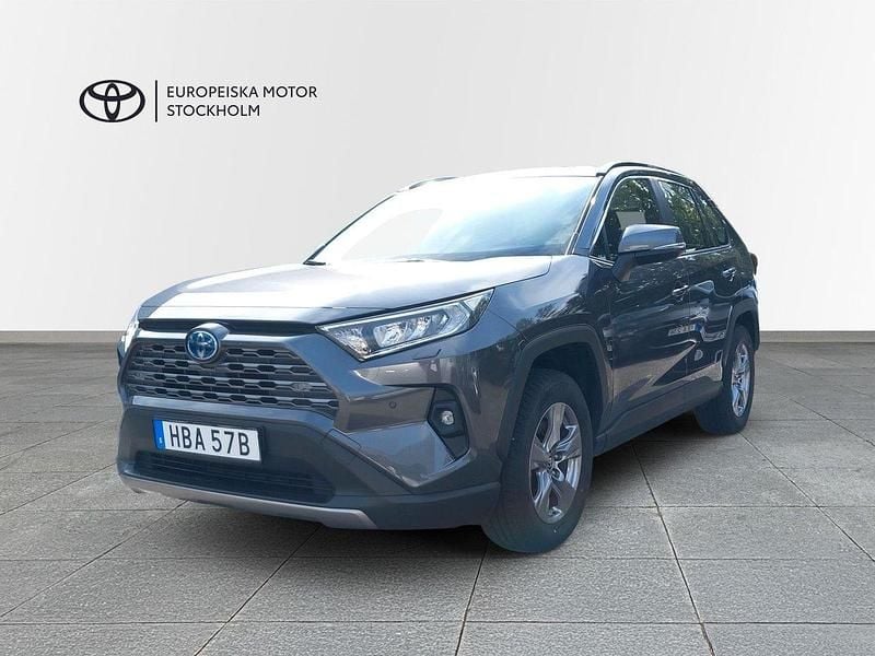 Mörkgrå (grå) Begagnad 2024 Toyota RAV4 Hybrid Active SUV | 409 900 kr (Marknadspris) - Bild 1/3