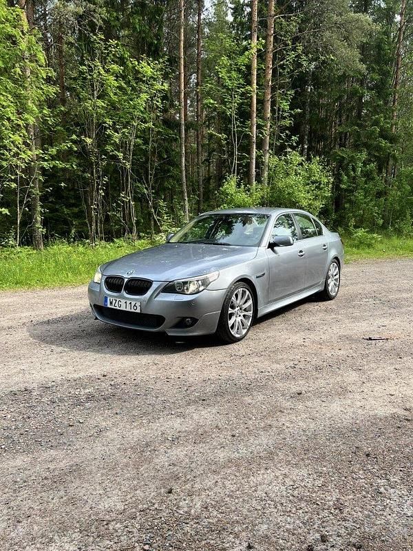 Grå Begagnad 2006 BMW 530 Sport Line Sedan | 65 000 kr (Marknadspris) - Bild 1/4