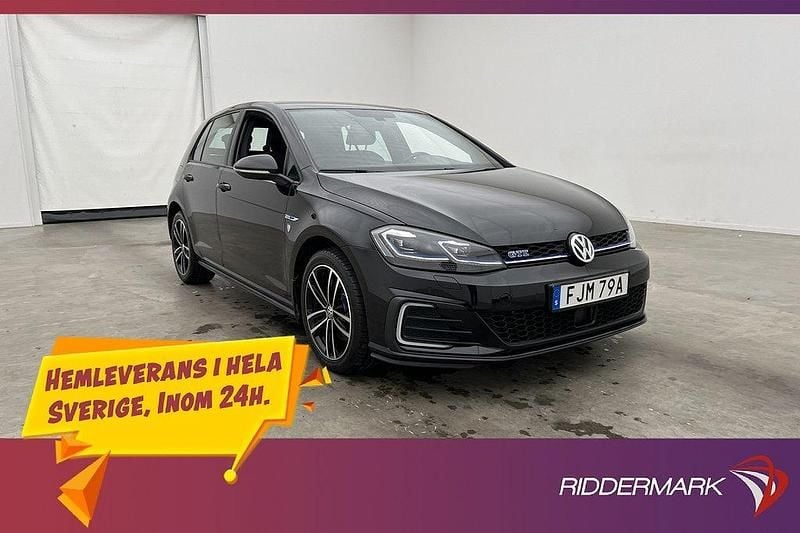 Svart Begagnad 2020 VW Golf VIII GTE Halvkombi | 249 800 kr (Marknadspris) - Bild 1/3