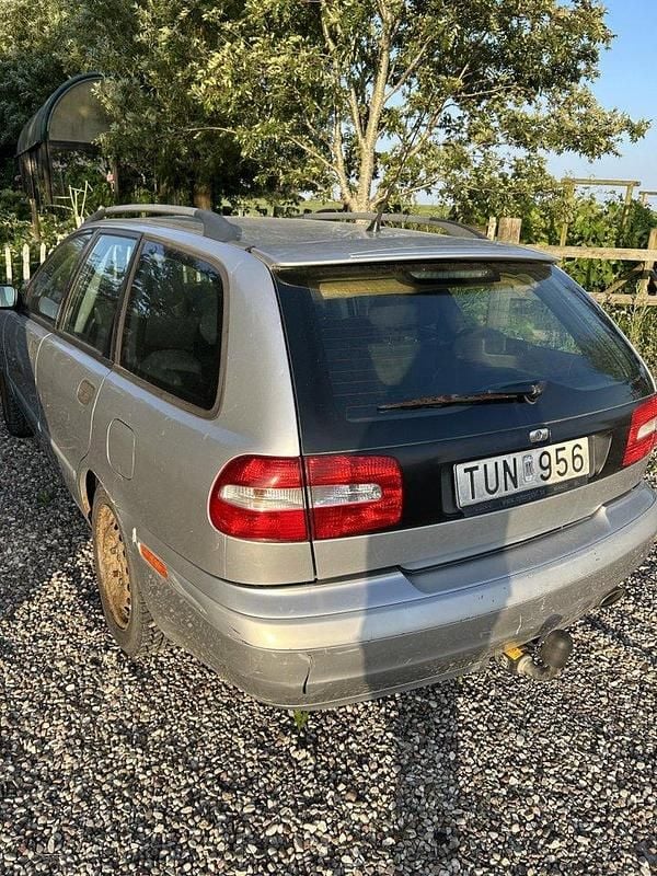 Grå Begagnad 2003 Volvo V40 Kombi | 10 000 kr (Marknadspris) - Bild 1/4