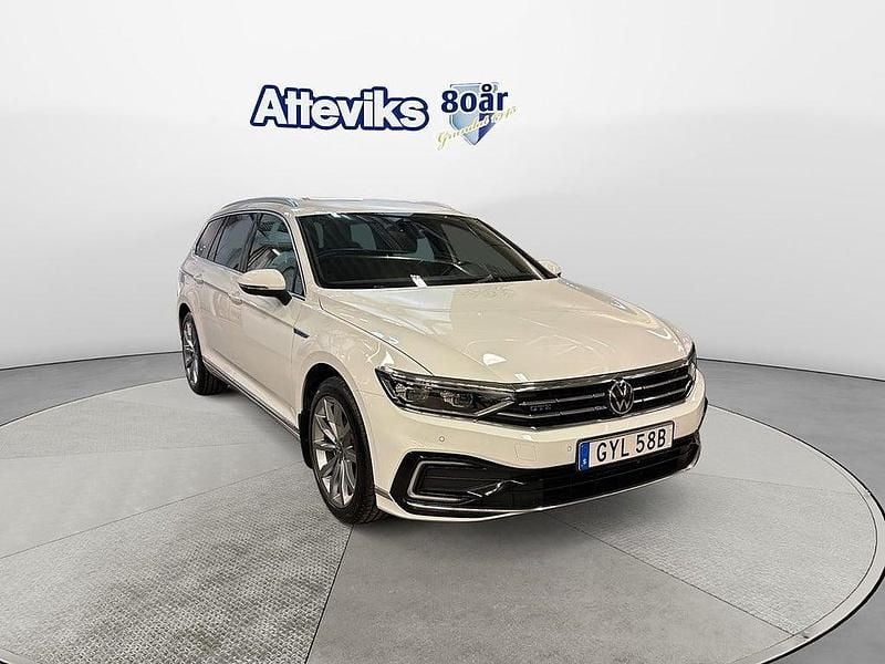 Vit Begagnad 2020 VW Passat GTE Kombi | 254 900 kr (Marknadspris) - Bild 1/4
