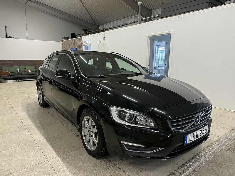 Svart Begagnad 2015 Volvo V60 Kombi | 79 900 kr (Marknadspris) - Bild 1/4