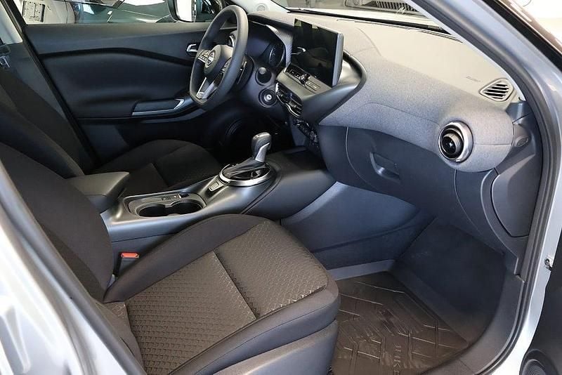 Begagnad Nissan Juke Acenta 115 HK (84 kW) 2024 Silver (silver metallic) SUV