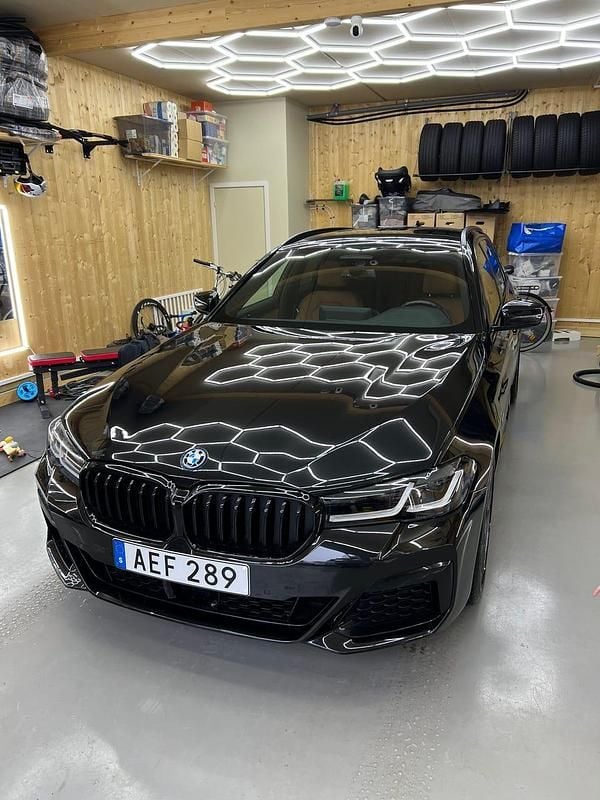 Safirsvart metallic Begagnad 2024 BMW 530 M Sport Kombi | 435 000 kr - Bild 1/4